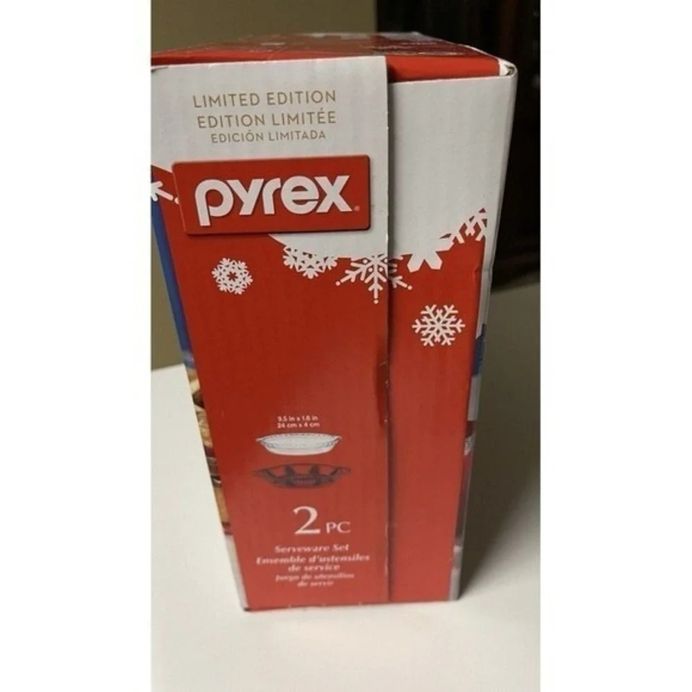 NIB Limited Edition holiday Christmas trees‎ 2  Piece Pyrex serverware Set